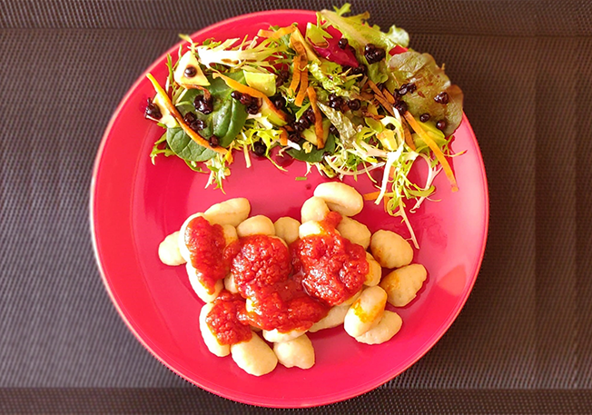 ÑOQUIS Ñoquis con salsa de tomate casera y ensalada de lechugas variadas con aguacate, zanahoria y caviar de saúco.